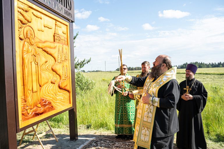 В Нижегородской области на въезде в рабочий поселок установили стелу с изображением святого