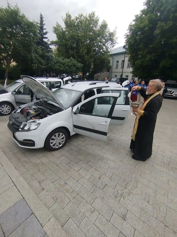 Патриаршая гуманитарная миссия передала в зону конфликта пять автомобилей для оказания помощи нуждающимся мирным жителям
