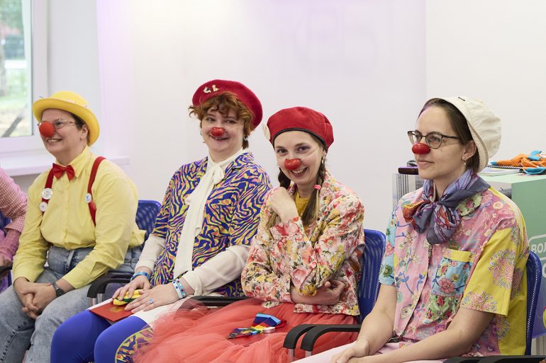 Клоуны, которые поддерживают людей в больницах, впервые повысили свою квалификацию