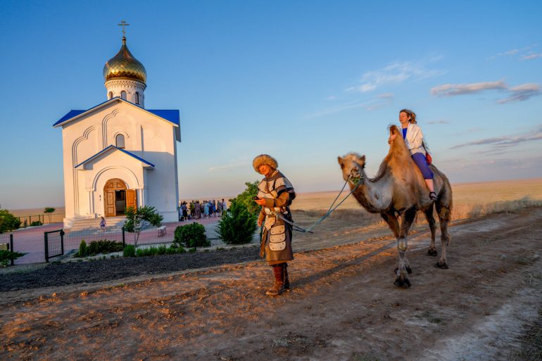 Степь, верблюды и православие: туристический маршрут по пути Кирилла и Мефодия