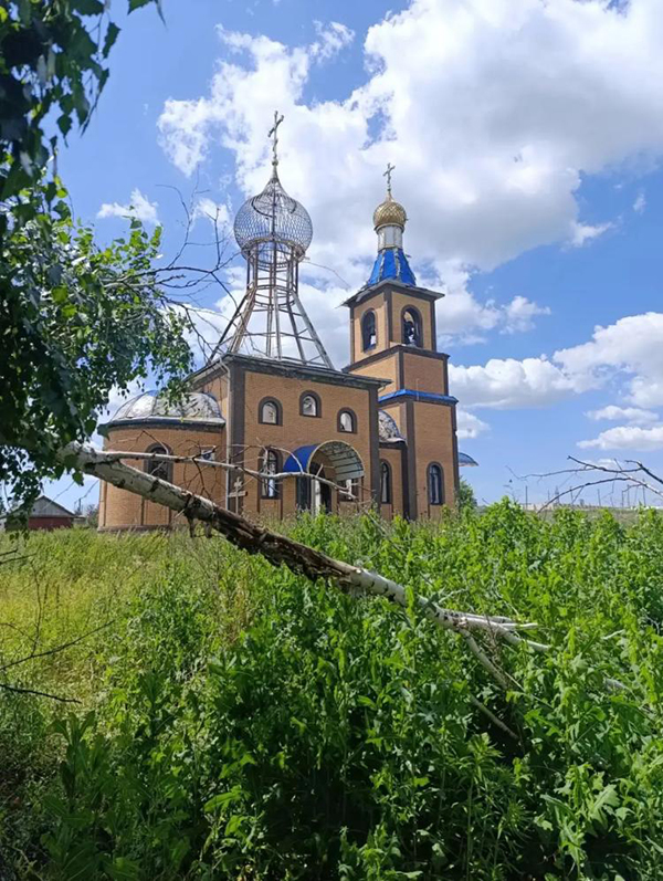 От попадания боеприпаса ВСУ полностью выгорел новый храм в Курской области