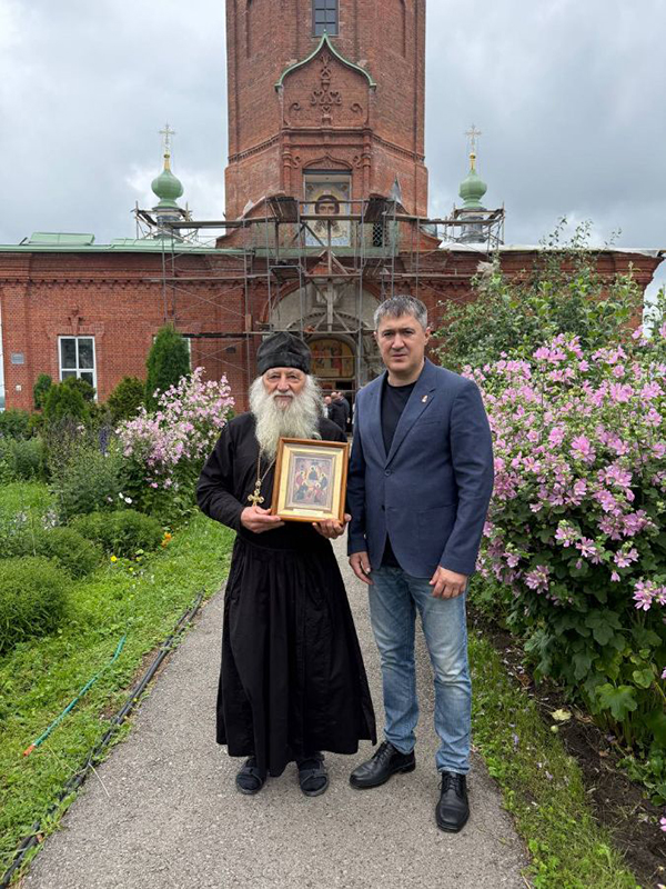 Одному из древнейших монастырей России передали икону с северных рубежей страны