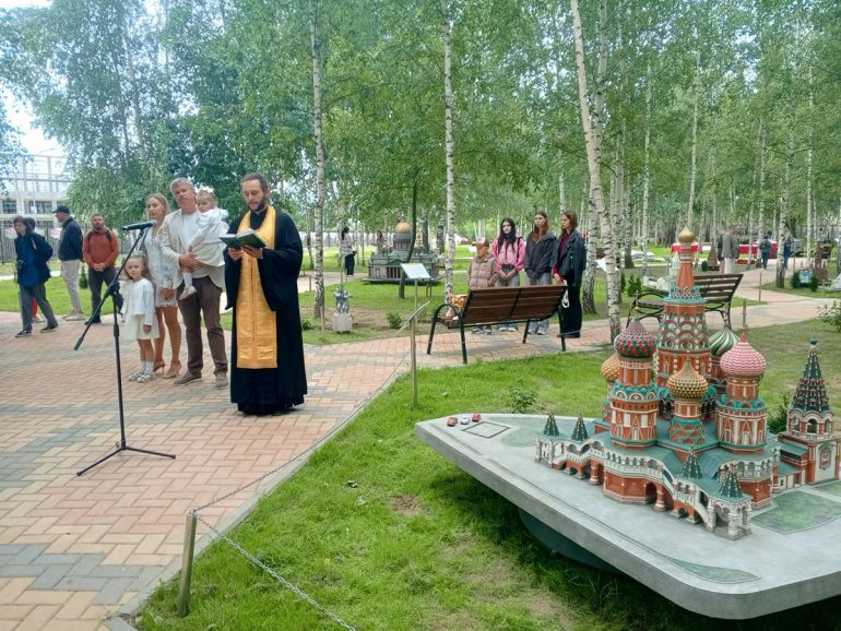 В городе Бор открыли ландшафтный парк с самой крупной в России выставкой миниатюр, среди которых есть и храмы