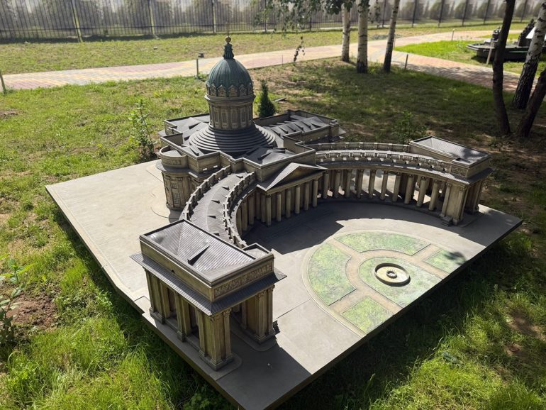 В городе Бор открыли ландшафтный парк с самой крупной в России выставкой миниатюр, среди которых есть и храмы