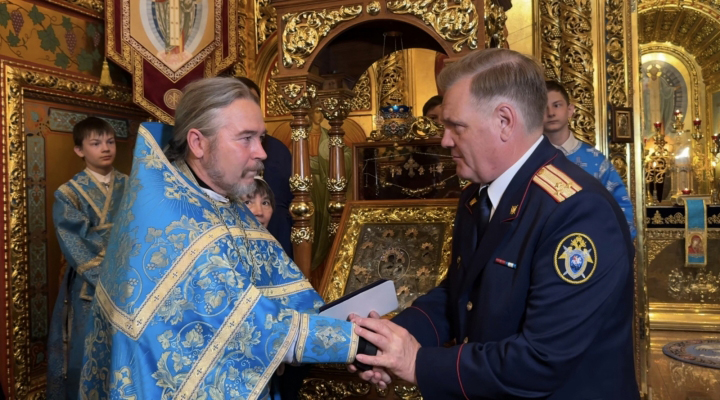 В Элисте наградили священника, который спас ребенка от нападения мужчины