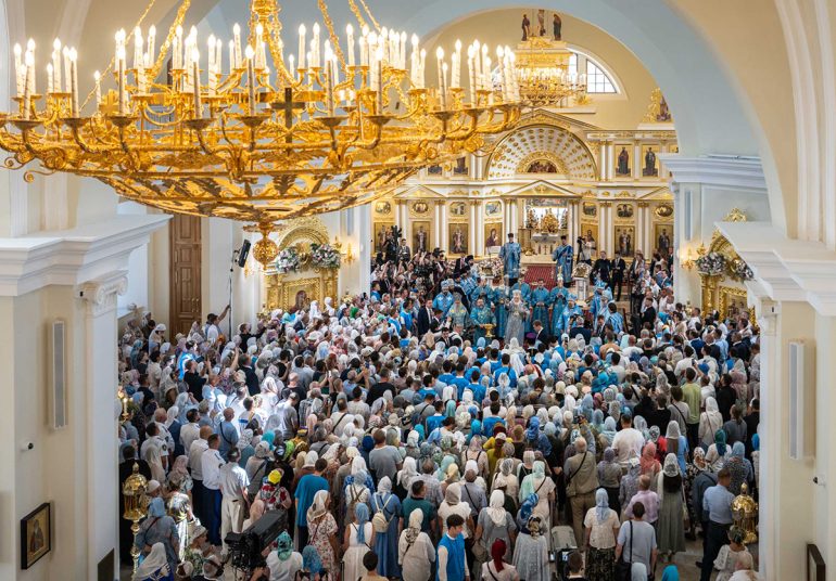 Патриарх Кирилл освятил восстановленный храм, который в XVI веке первым принял обретенную Казанскую икону