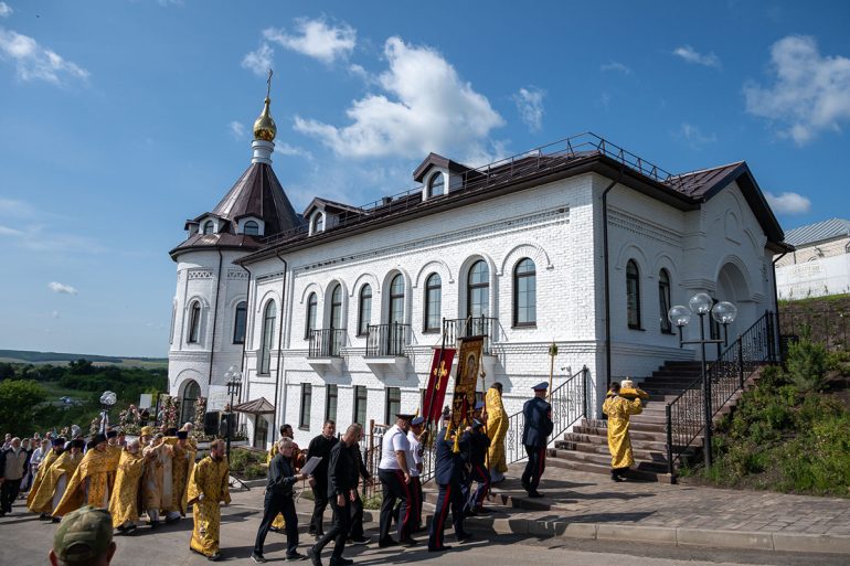 В единственном пещерном монастыре Белгородчины открыли уникальный паломнический центр, вписанный в меловую гору