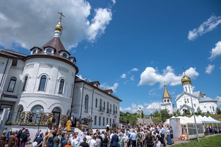 В единственном пещерном монастыре Белгородчины открыли уникальный паломнический центр, вписанный в меловую гору