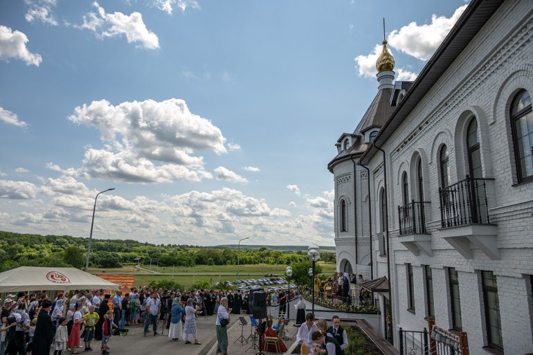 В единственном пещерном монастыре Белгородчины открыли уникальный паломнический центр, вписанный в меловую гору