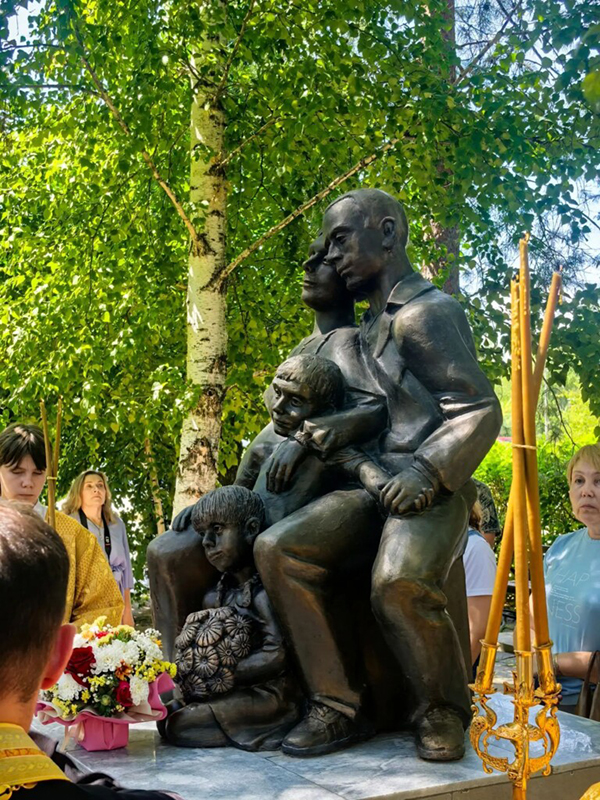 В городе Волжский установили скульптуру «Семья – малая Церковь»
