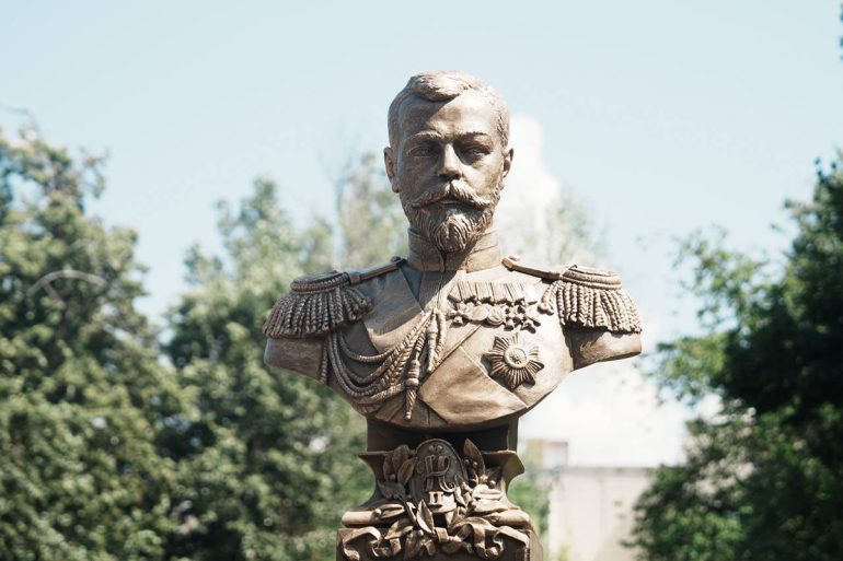 В Самаре открыли памятник-бюст царю-страстотерпцу Николаю II