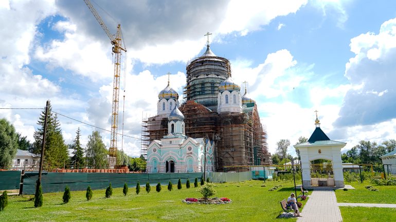 Первую за 100 лет Литургию совершили в Троицком соборе Выксунского Иверского женского монастыря