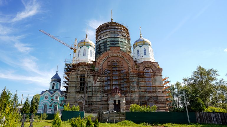 Первую за 100 лет Литургию совершили в Троицком соборе Выксунского Иверского женского монастыря