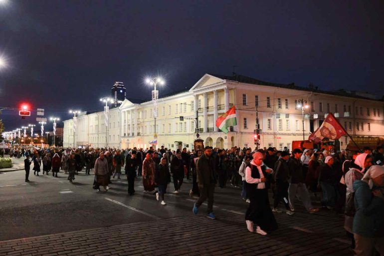В ночных богослужениях и крестном ходе в Екатеринбурге в память о Царской семье приняли участие 44 000 человек