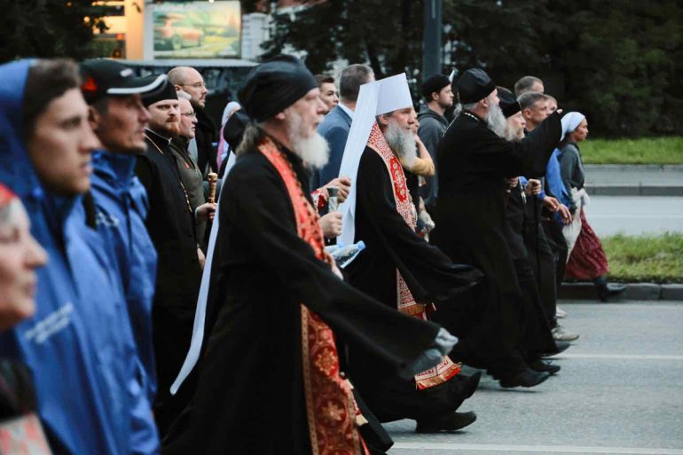 В ночных богослужениях и крестном ходе в Екатеринбурге в память о Царской семье приняли участие 44 000 человек