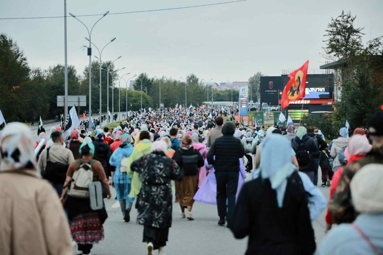 В ночных богослужениях и крестном ходе в Екатеринбурге в память о Царской семье приняли участие 44 000 человек