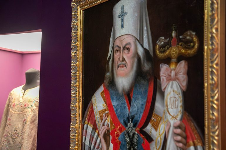 Уникальные клобуки русских митрополитов показывают на масштабной межмузейной выставке в Ростовском кремле