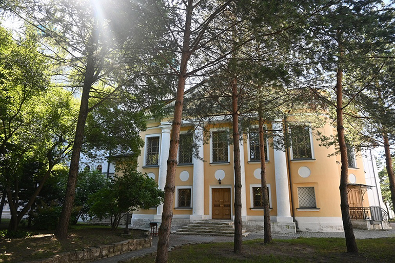 В Новоспасском монастыре освятили отреставрированный Знаменский храм: его история связана с Романовыми и Шереметевыми, а в 1930-е в нем расстреливали людей
