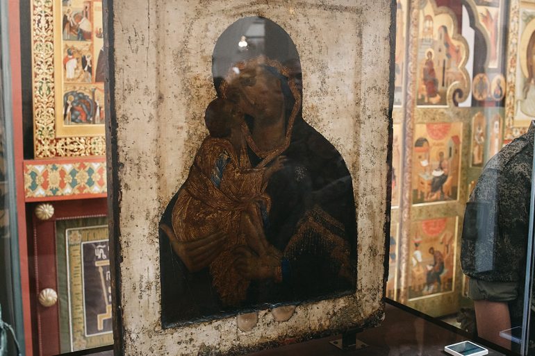 Донскую икону Божией Матери перенесли в Донской монастырь Москвы: здесь ей можно поклониться