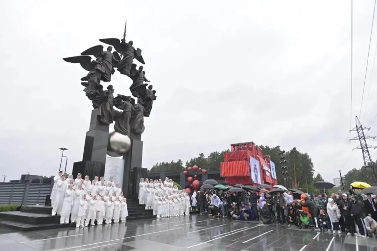 В Екатеринбурге открыли один из самых высоких и уникальных в России православных памятников: он посвящен Собору архистратига Михаила