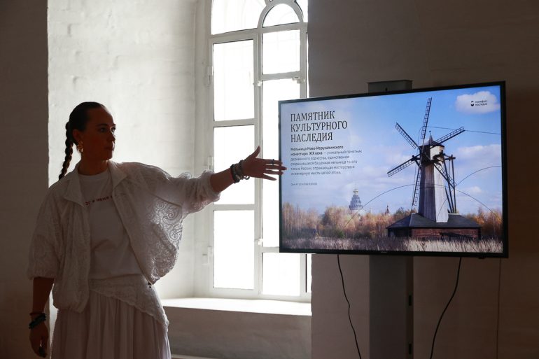 В Истре спасают уникальную ветряную мельницу: с этой целью в Ново-Иерусалимском монастыре состоялся благотворительный исторический клуб