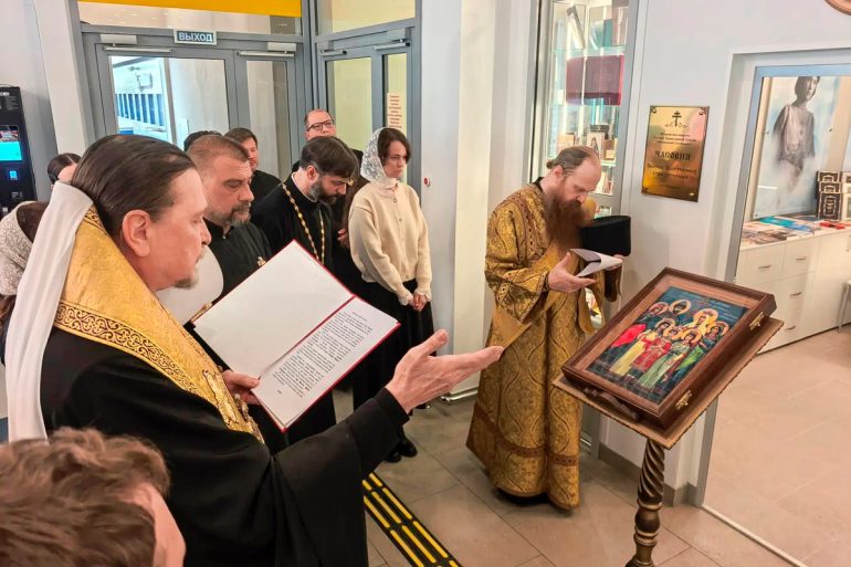 В аэропорту Мурманска освятили часовню в честь Царственных страстотерпцев