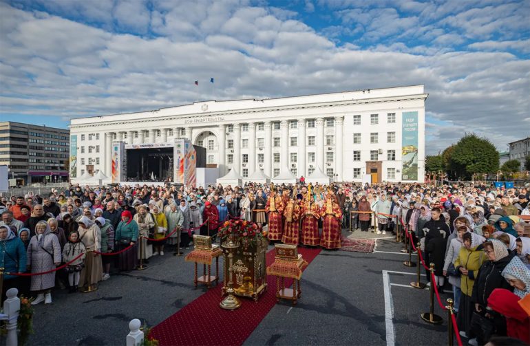 Совершена первая служба на месте уничтоженного Троицкого собора Ульяновска