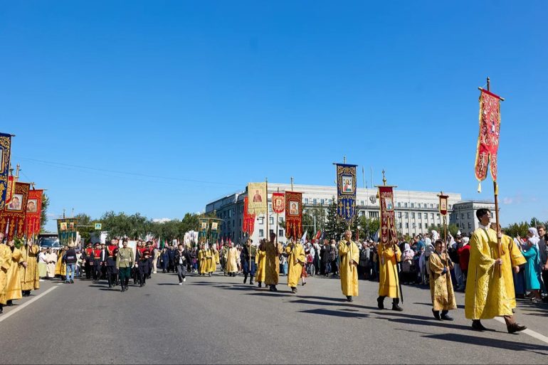 Более 15 тысяч верующих прошли крестным ходом в Иркутске с мощами святителя Спиридона Тримифунтского
