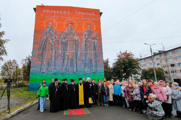 Мурал размером с пятиэтажный дом в честь «Кольской троицы» создали в Апатитах