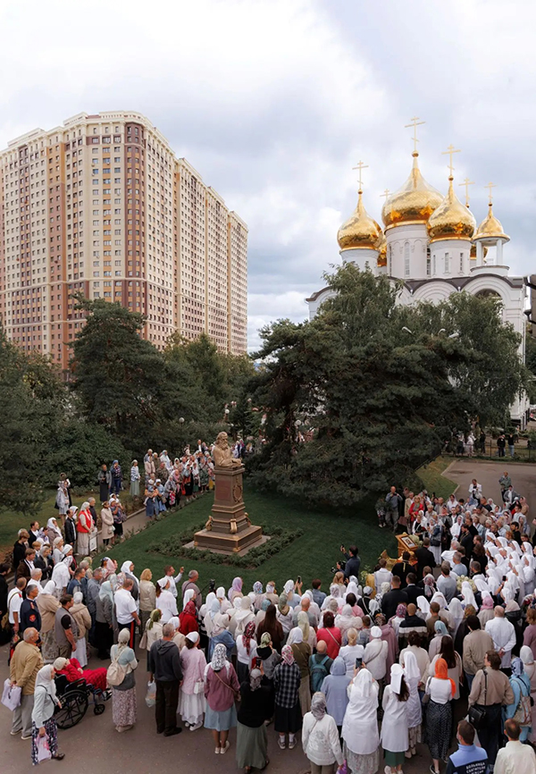 У филиала церковной больницы в подмосковном Жуковском установили памятник святителю Луке Крымскому
