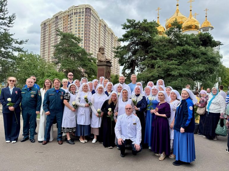 У филиала церковной больницы в подмосковном Жуковском установили памятник святителю Луке Крымскому