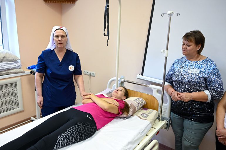 В Брянске больница святителя Алексия открыла учебный класс по подготовке сестер милосердия: это уже 25-й подобный класс в России