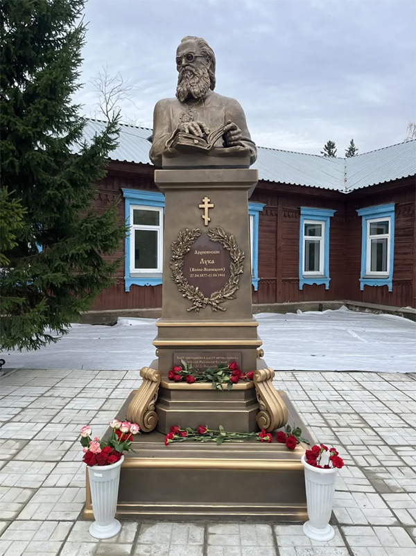 Памятник святителю Луке Крымскому установили в сибирском поселке напротив больницы, в которой он оперировал во время ссылки