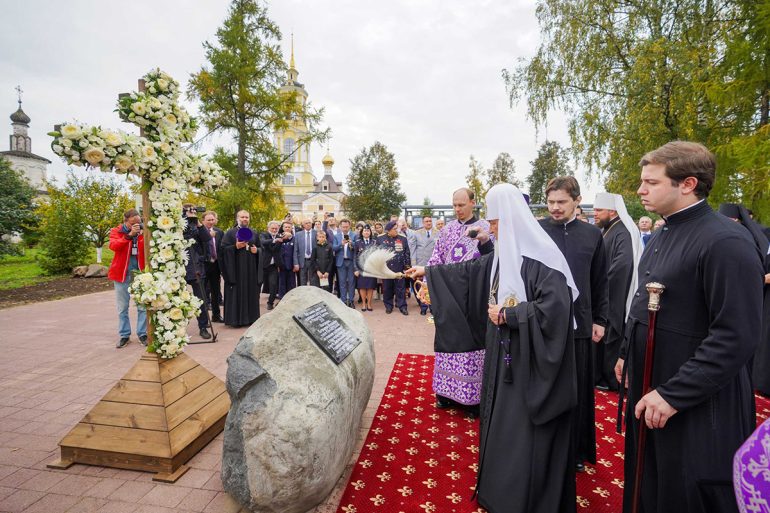 Патриарх Кирилл освятил восстановленный храм и заложил еще один в древнем монастыре Суздаля