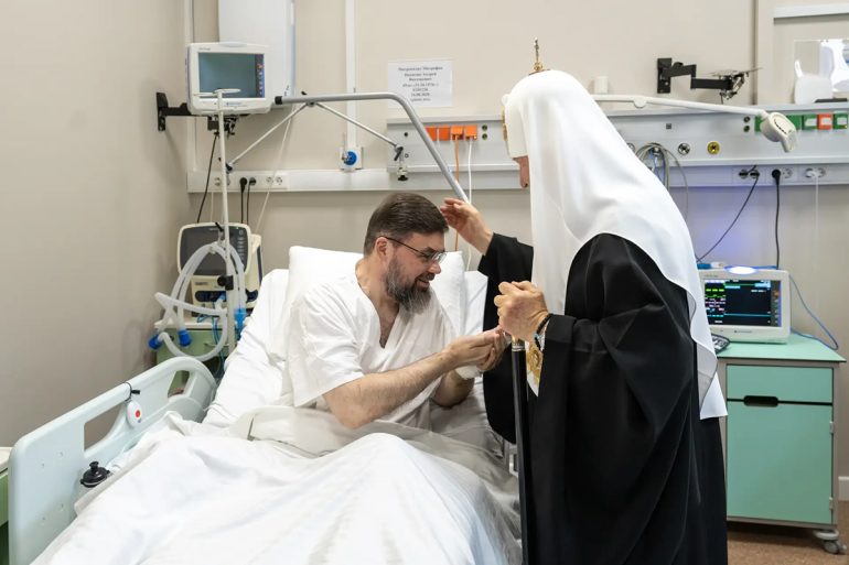 Патриарх Кирилл навестил в больнице раненого во время атаки дрона митрополита Горловского Митрофана