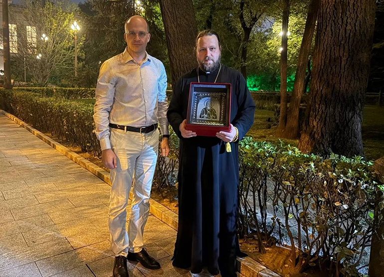 Единственному православному храму Пекина передали хрустальную икону