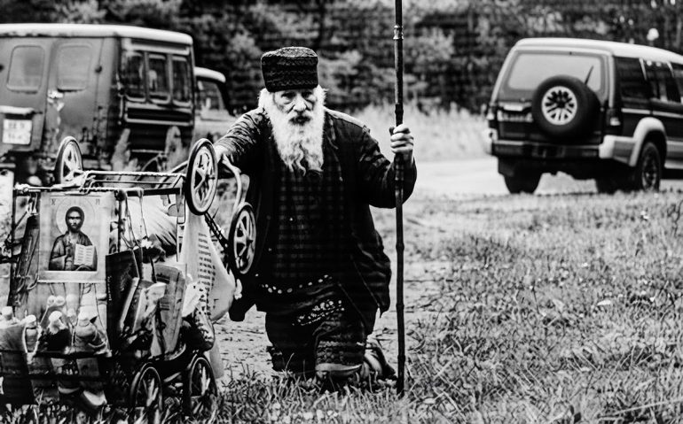 Почти 500 км на коленях: фильм об «очарованном страннике» Александре Канышеве предложили показать на православных телеканалах