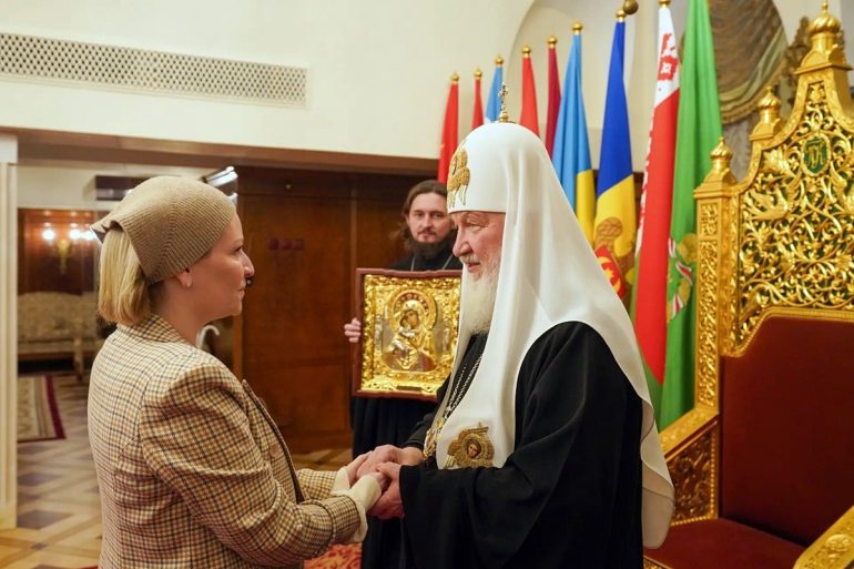Патриарх Кирилл передал министру культуры Ольге Любимовой Феодоровскую икону Божией Матери