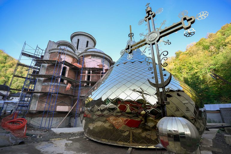 Освящены купол и крест для строящегося храма в этнопарке «Моя Россия» под Сочи