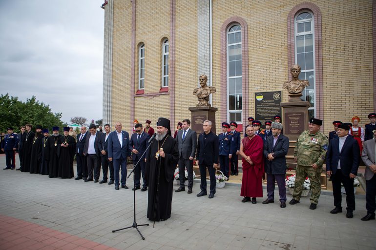 Памятники царю Николаю II и цесаревичу Алексею открыли в Городовиковске в Калмыкии