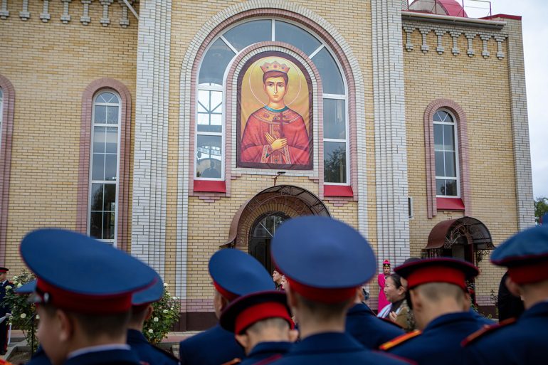 Памятники царю Николаю II и цесаревичу Алексею открыли в Городовиковске в Калмыкии