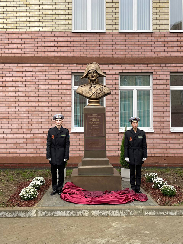 Памятник-бюст и мурал в честь святого адмирала Федора Ушакова открыли в Ярославле