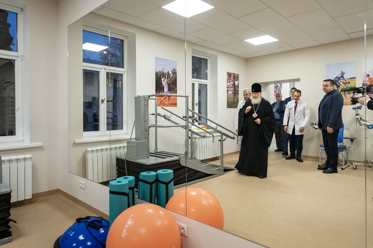 Патриарх Кирилл подарил церковной больнице в Москве икону святителя Луки Крымского