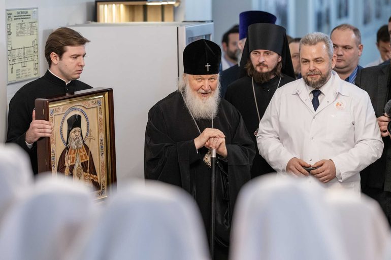Патриарх Кирилл подарил церковной больнице в Москве икону святителя Луки Крымского