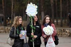 На акции «Белый цветок» на Кузнецком мосту было собрано более 1 миллиона рублей