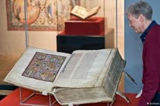 Гигантская средневековая Библия представлена на выставке в Германии