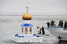 Патриарх Кирилл освятил первую в России плавучую часовню-маяк