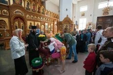Около 150 тысяч верующих поклонились частице Креста Господня в Казахстане