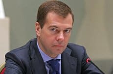 Дмитрий Медведев поручил реализовать указ президента о защите детей-сирот в 