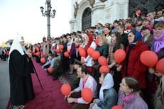 Православная молодежь Москвы поздравила патриарха Кирилла с Пасхой